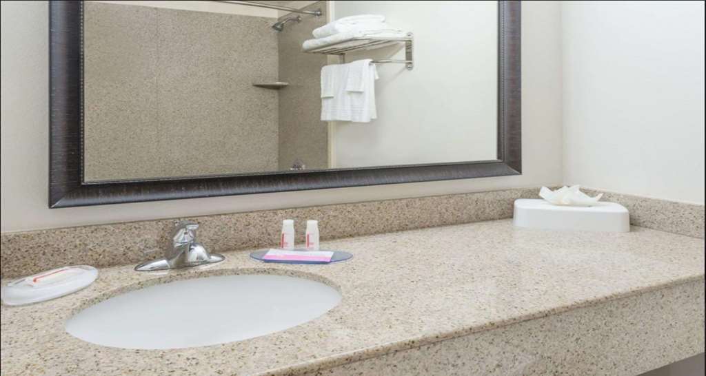 Surestay Plus Hotel By Best Western Lubbock Medical Center Стая снимка
